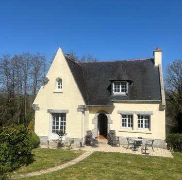 Fontaine Blanche River View, Large Patio & Garden in Central Brittany with Starlink WiFi