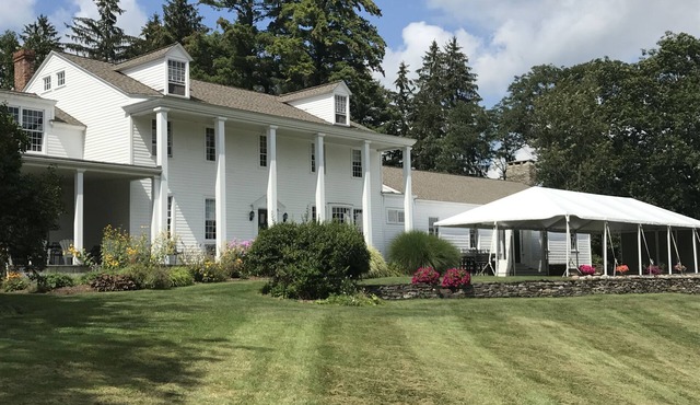 Fontainebleau lakeside B&B with 8 guest rooms, amazing views and gardens.