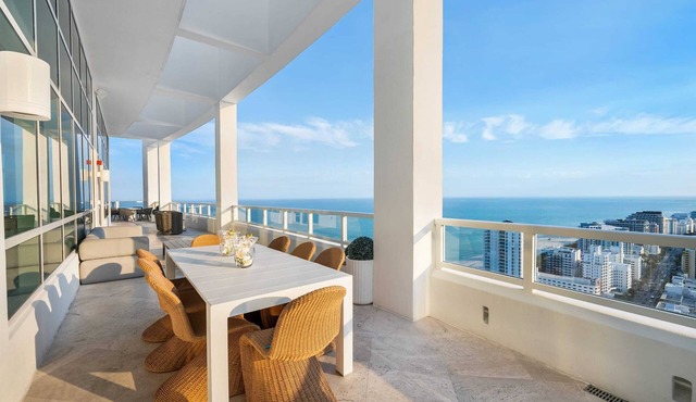 FontaineBleau Penthouse, Cabana & Airport Transfer