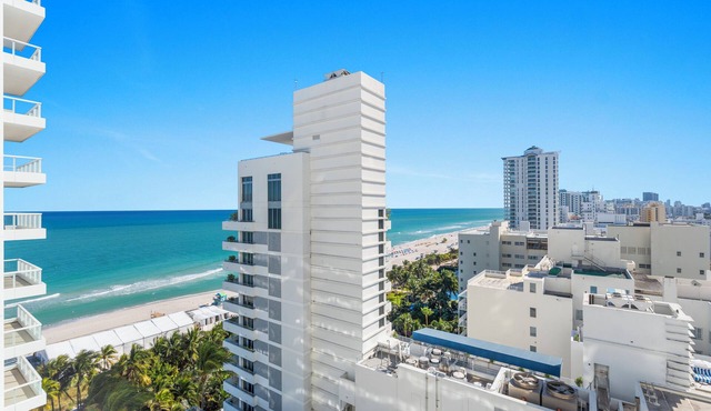 Fontainebleau Sorrento Jr. King with Sofabed. Free Spa Passes and Valet Parking