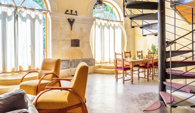Fontedicto - large apartment, courtyard and pool in historic convent, Pézenas