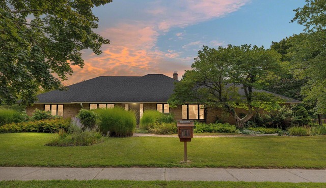 Football, Colleges & Cities: Sleeps 11; 5 BR; Location, Comfort & Style!