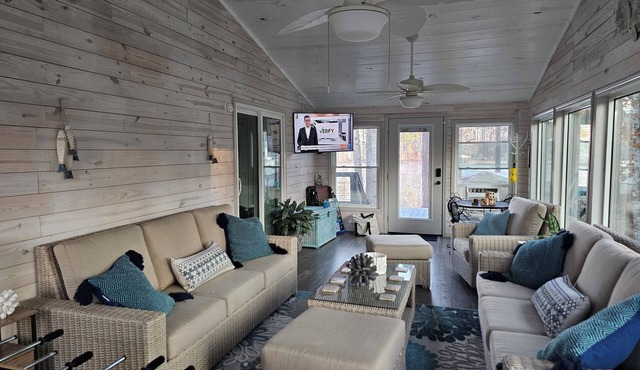 FOOTBALL & FISHING nFamiLee Lakehouse Retreat nDogFriendly w-HotTub & BoatDock