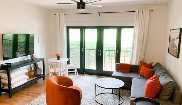 Football! Walk to Death Valley/campus/downtown! Free Parking Spot! Next to ESSO!