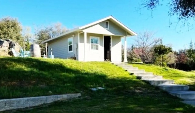 Foothills Cottage, 1 bedroom, 1 bath guest house.