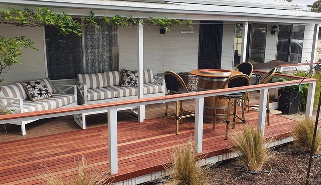 Footsteps Cottage at Normanville- Pet friendly