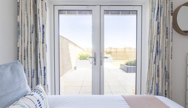 Footsteps to the beach, enjoy seaviews & sunsets