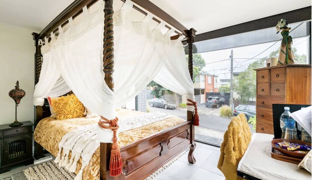 For (2) Guests: Relaxing Bayside Boutique Retreat 1km from Beach.