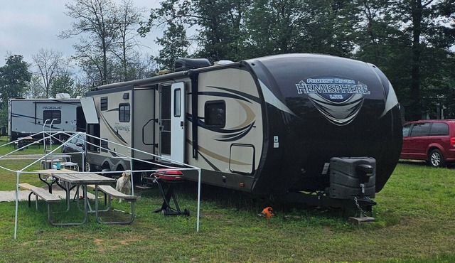 For 6 people Castle R Lake 30 min to Dells BBQ & boat fishing guide available.