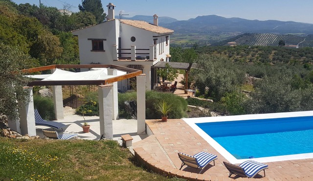 For a quality place near Granada, large swimming pool