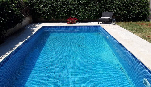 For Families - Spacious 4-bedroom vacation house with pool, close to the sea!