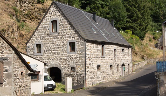 For hiking and/or winter sports enthusiasts SANCY/SUPER BESSE