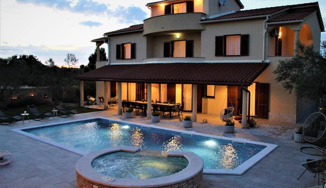 For large group, pool 50 m2-option heated pool, Jacuzzi, 4 km beach, sea view