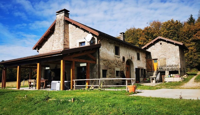 For nature lovers, a jewel case with no neighbors or neighbours next door. Farm built in 1700.