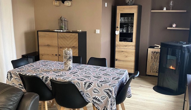 For rent 1st floor apartment in detached house. Unoccupied ground floor.