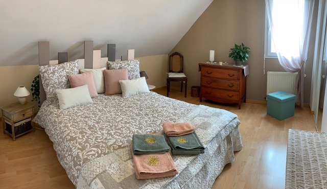 For rent: 2 bedrooms (1 with double bed, convertible into 2 twin beds).