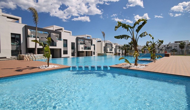 For rent: Penthouse Casa Esmeralda with large roof terrace, sea and pool view.