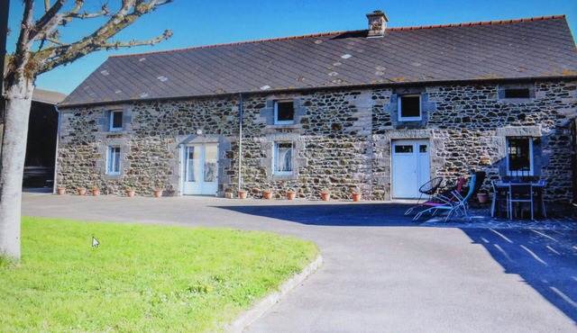 For rent, single-storey farmhouse with large grounds.