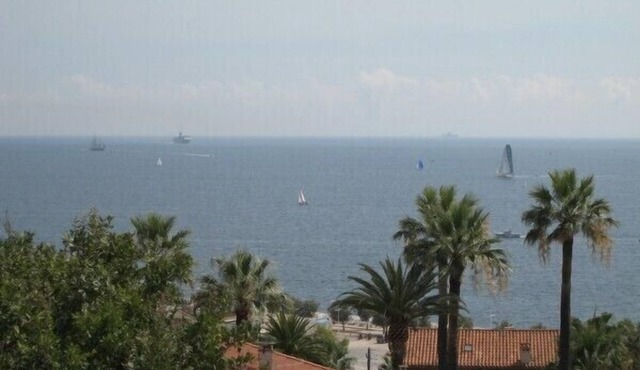 For six people, 1st floor of villa, sea view apartment of 80m2