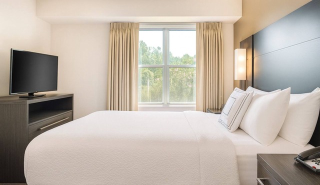For the Whole Family! Two Relaxing 2BR Suites with Kitchens, Free Breakfast!