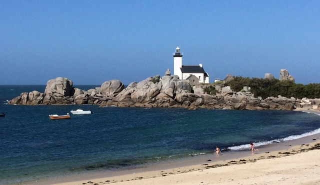 For TWO, walk to the beach, enclosed garden, GR 34, enclosed parking, QUIET.