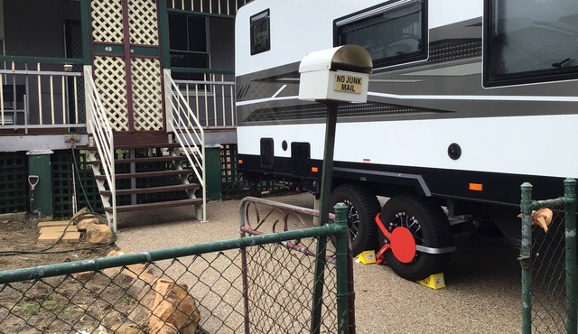 For work or play city fringe 1 bedroom budget original cottage fast WIFI laundry