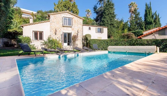 For your holidays in Cannes, here is a delightful six-bedroom villa with a private swimming pool.