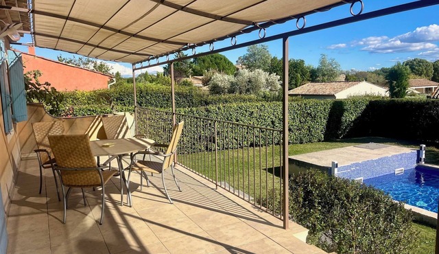 Forcalquier, Villa with private pool in luxury hotel residence.