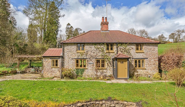 Ford Cottage - sleeps 4 guests in 3 bedrooms