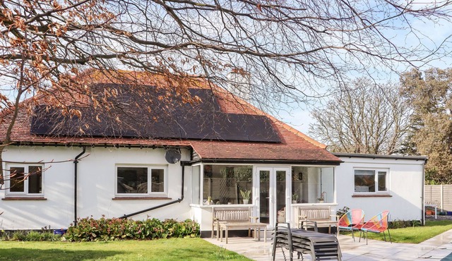 FORELAND COTTAGE, pet friendly, with pool in St Peters, Broadstairs