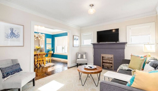 Forest Avenue Flat (1st Floor Apt) · 30 day stays welcomed | Midtown