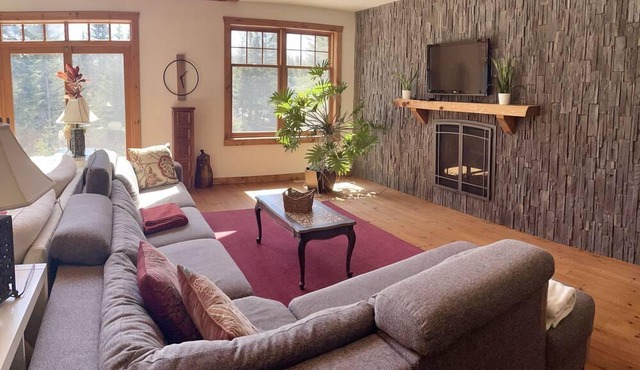 Forest Chalet, by the *river*, hot tub*, *ski*, near Mont-Tremblant, 5 beds