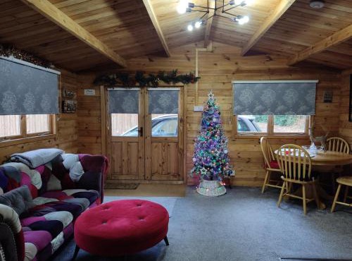 Forest Cabin Retreat - Sleeps 2 - Garden & Wifi