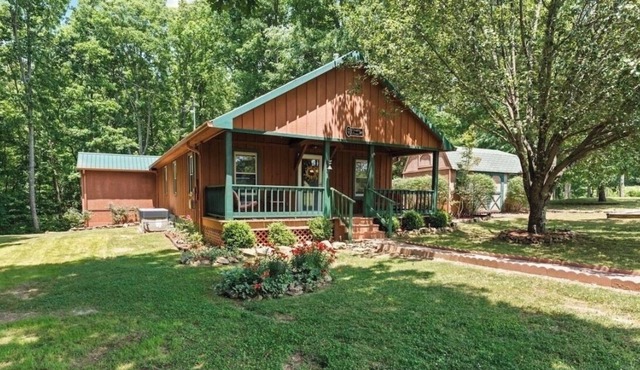 Forest cabin with sauna, ping pong, 5 min drive to local trails