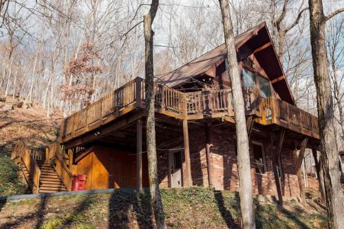 Forest Chalet Retreat Minutes from Downtown 4 bed