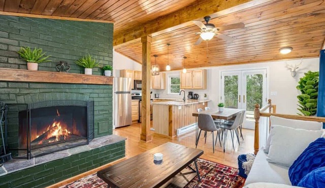Forest chalet w/hot tub & BBQ grill