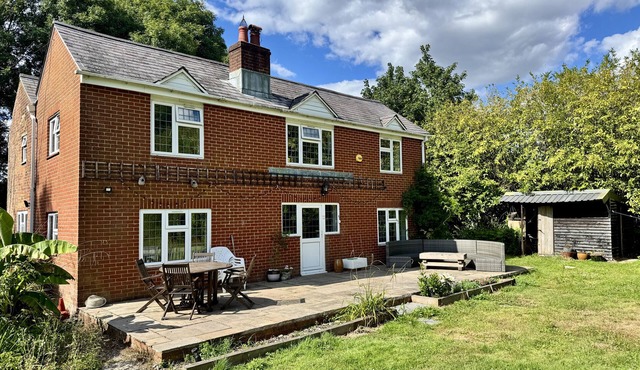 FOREST COTTAGE, pet friendly, character holiday cottage in Dibden