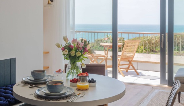 Forest Cove - central Hope Cove apartment footsteps from the beach