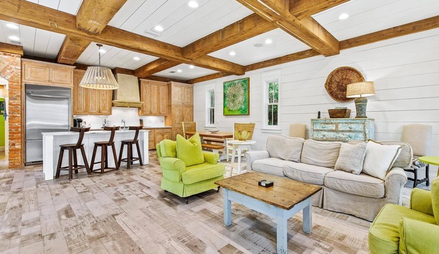Forest District! Screened Porches! Bikes! Gourmet Kitchen!