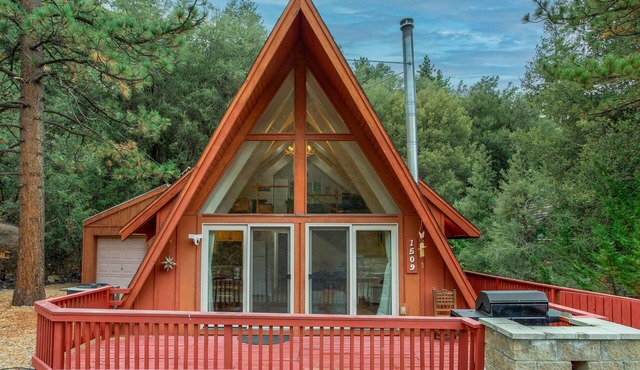 Forest Dream Retreat: A-Frame Cabin/Hot Tub/Games