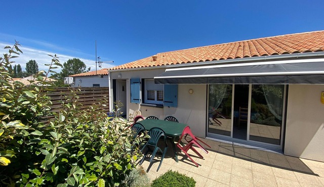 Forest-Edge Oasis: Cozy Home near Beach, Sports, and Amenities