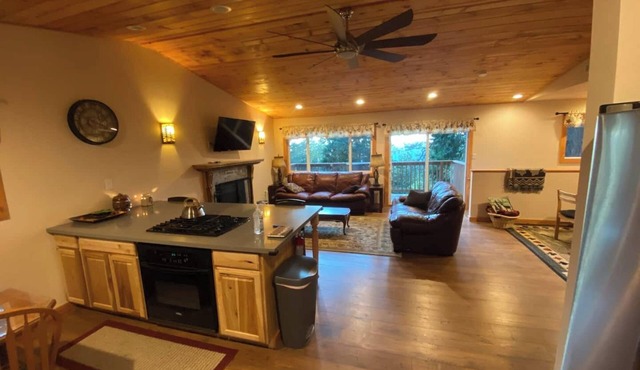 Forest-Edge Mtn Escape Views SkyPark Nearby