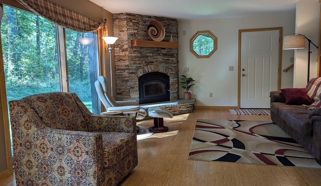 Forest Escape - Quiet and private. 10 minutes to Devil's Lake SP & Devil's Head