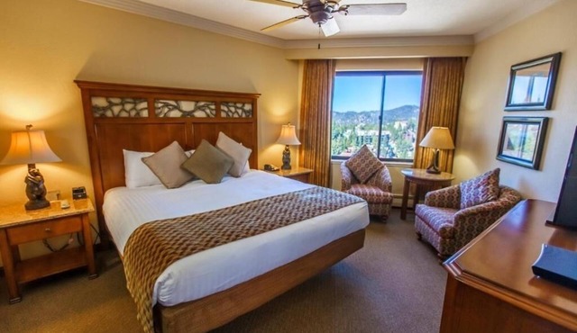 Forest-Facing Villa: 4 Rooms, Hot Tubs, Pools, Sports Courts & Arcade Fun