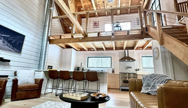 Forest Getaway: Fast Wi-Fi, 5 Min to downtownnn