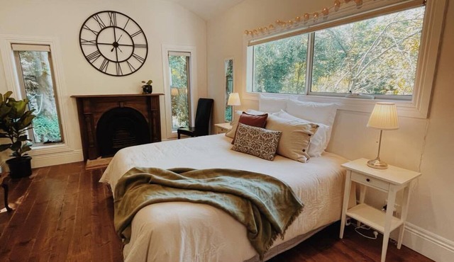 Forest Getaway for 7 in the heart of the Dandenong Ranges w/Fireplace & King Bed