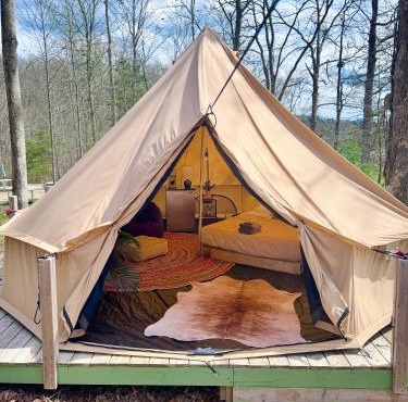 Forest Glamping Retreat with Hot Tub & Fire in Red River Gorge, Wooded with Full Bath House