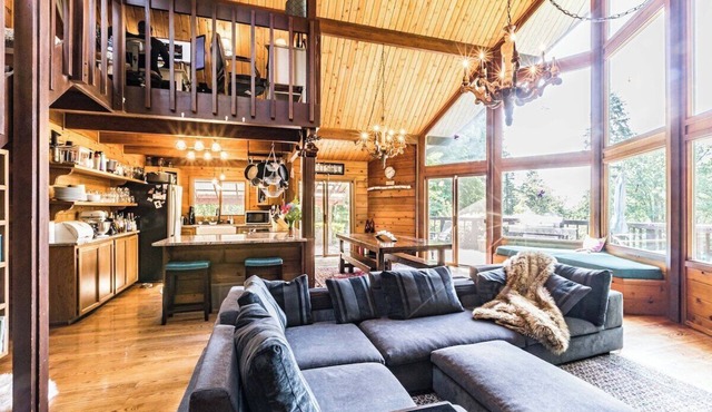 Forest Haven Retreat + Sauna + Hot tub & Fireplace