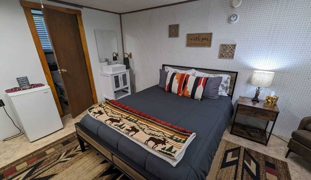 Forest Haven: Romantic 1BR Getaway For Two l Sleep 2