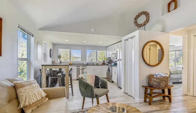 Forest Heights ~ Relaxed Modern-Boho Style, Forest Views, Hot Tub, Wine Country